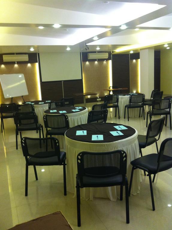 Hotel Pristine Residency Ahmadabad Zewnętrze zdjęcie