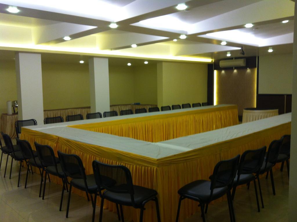 Hotel Pristine Residency Ahmadabad Zewnętrze zdjęcie