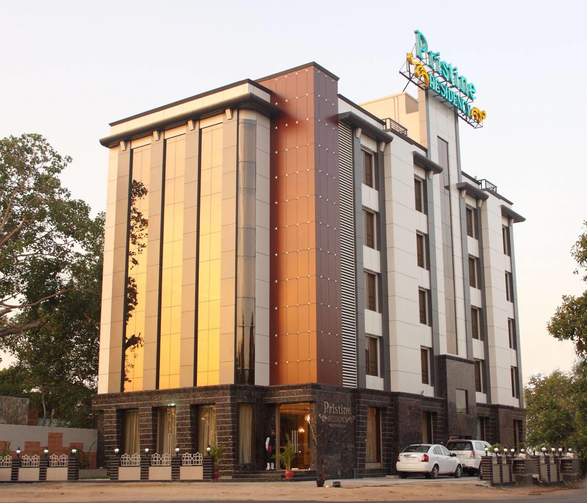 Hotel Pristine Residency Ahmadabad Zewnętrze zdjęcie