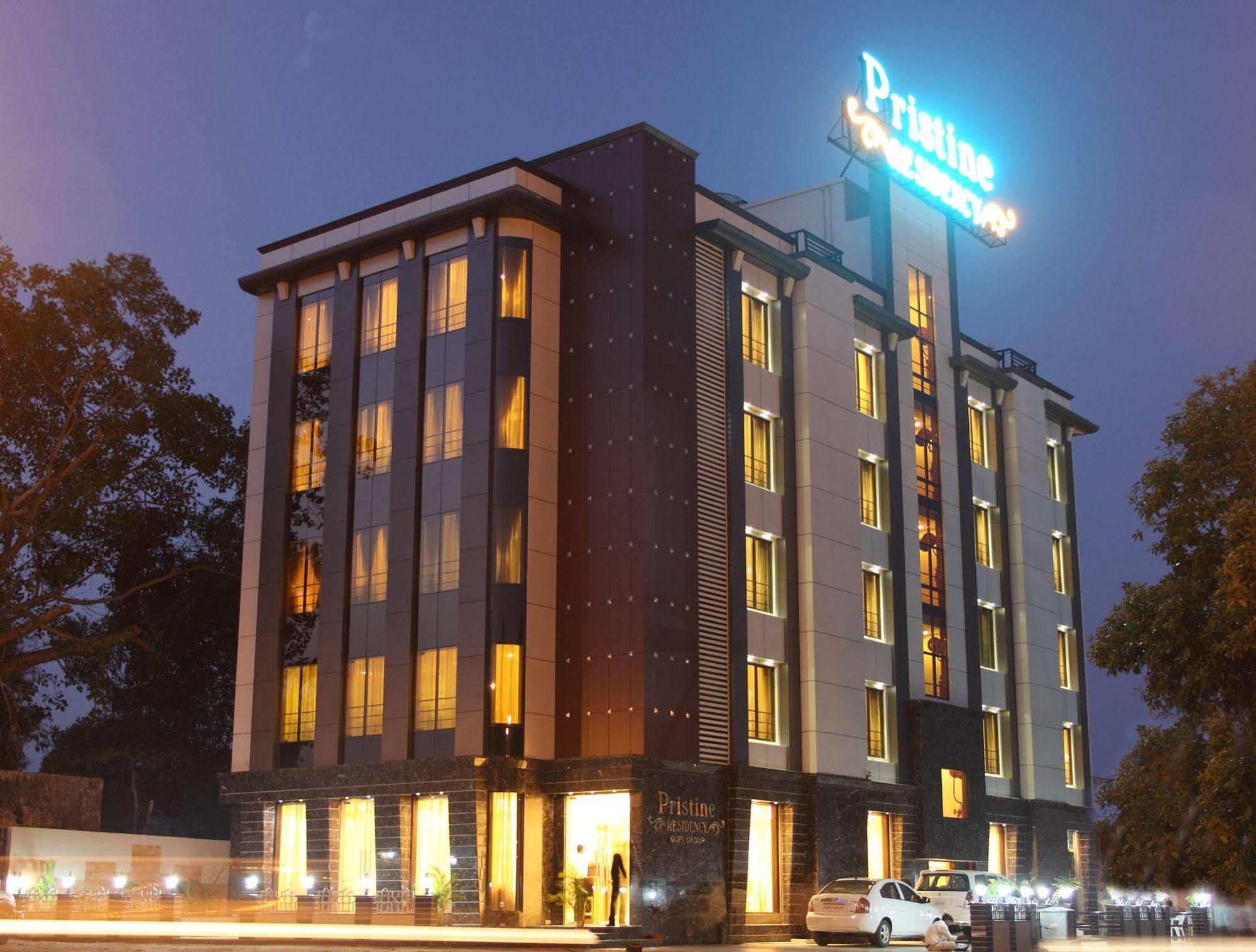 Hotel Pristine Residency Ahmadabad Zewnętrze zdjęcie