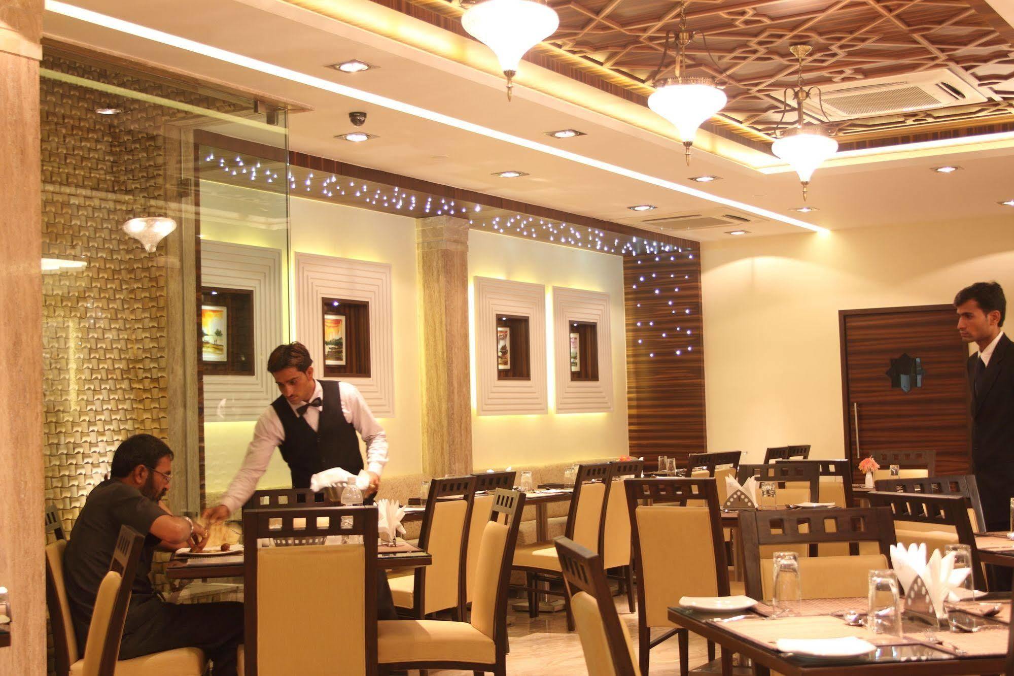 Hotel Pristine Residency Ahmadabad Zewnętrze zdjęcie