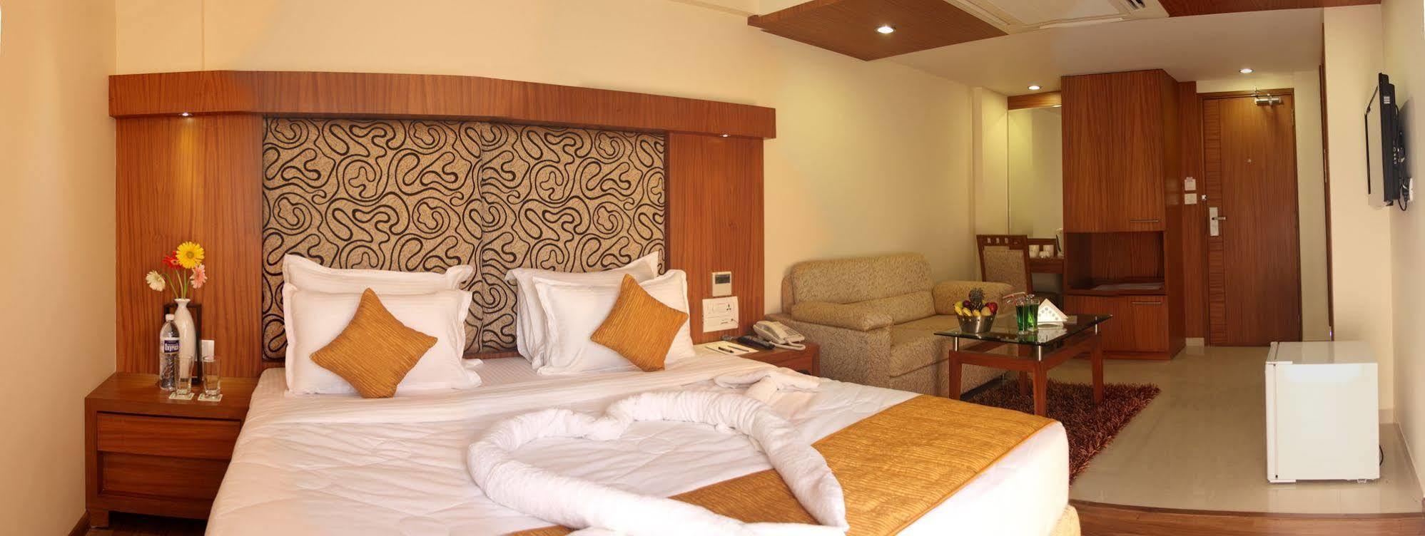 Hotel Pristine Residency Ahmadabad Zewnętrze zdjęcie