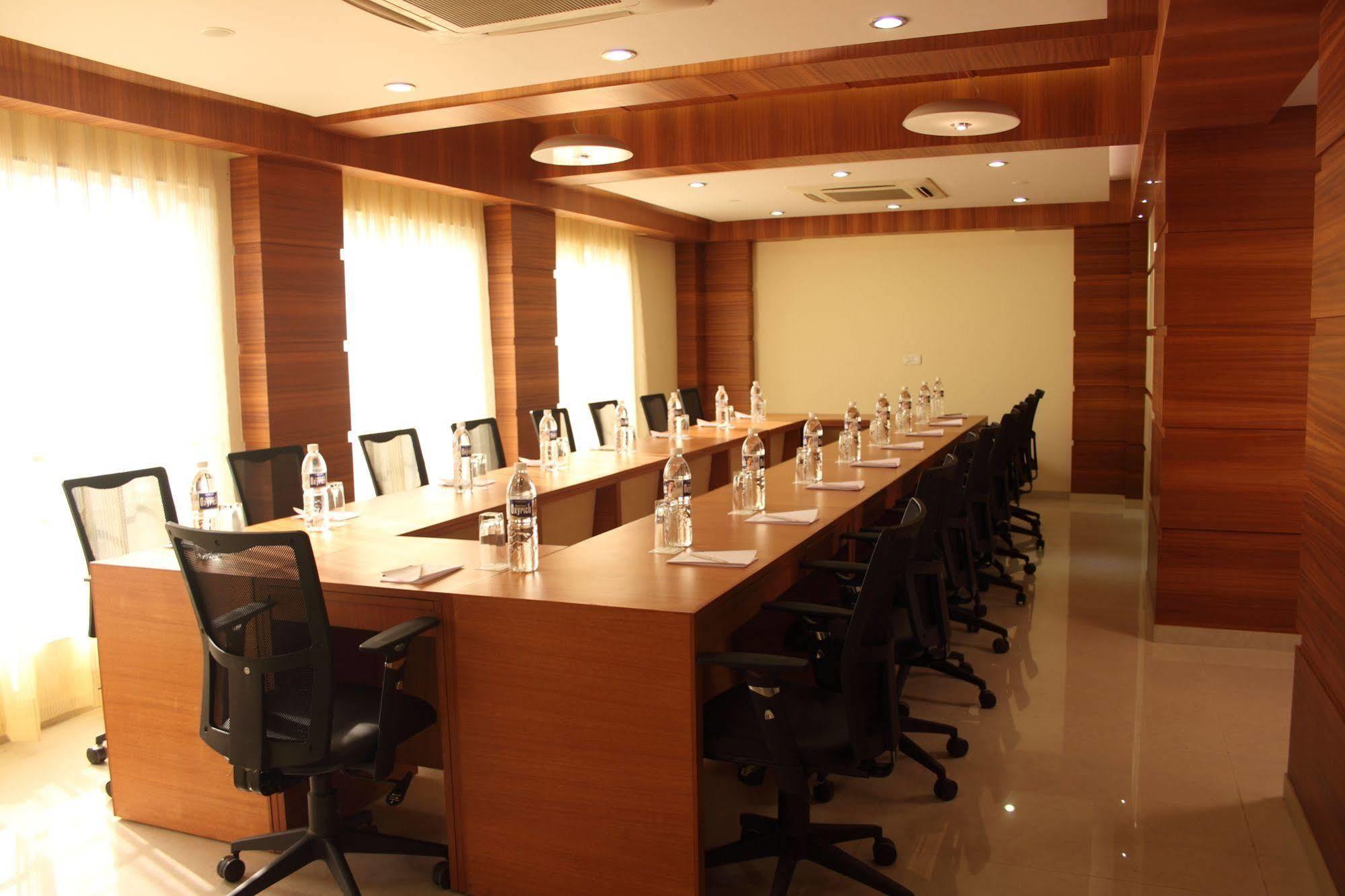 Hotel Pristine Residency Ahmadabad Zewnętrze zdjęcie