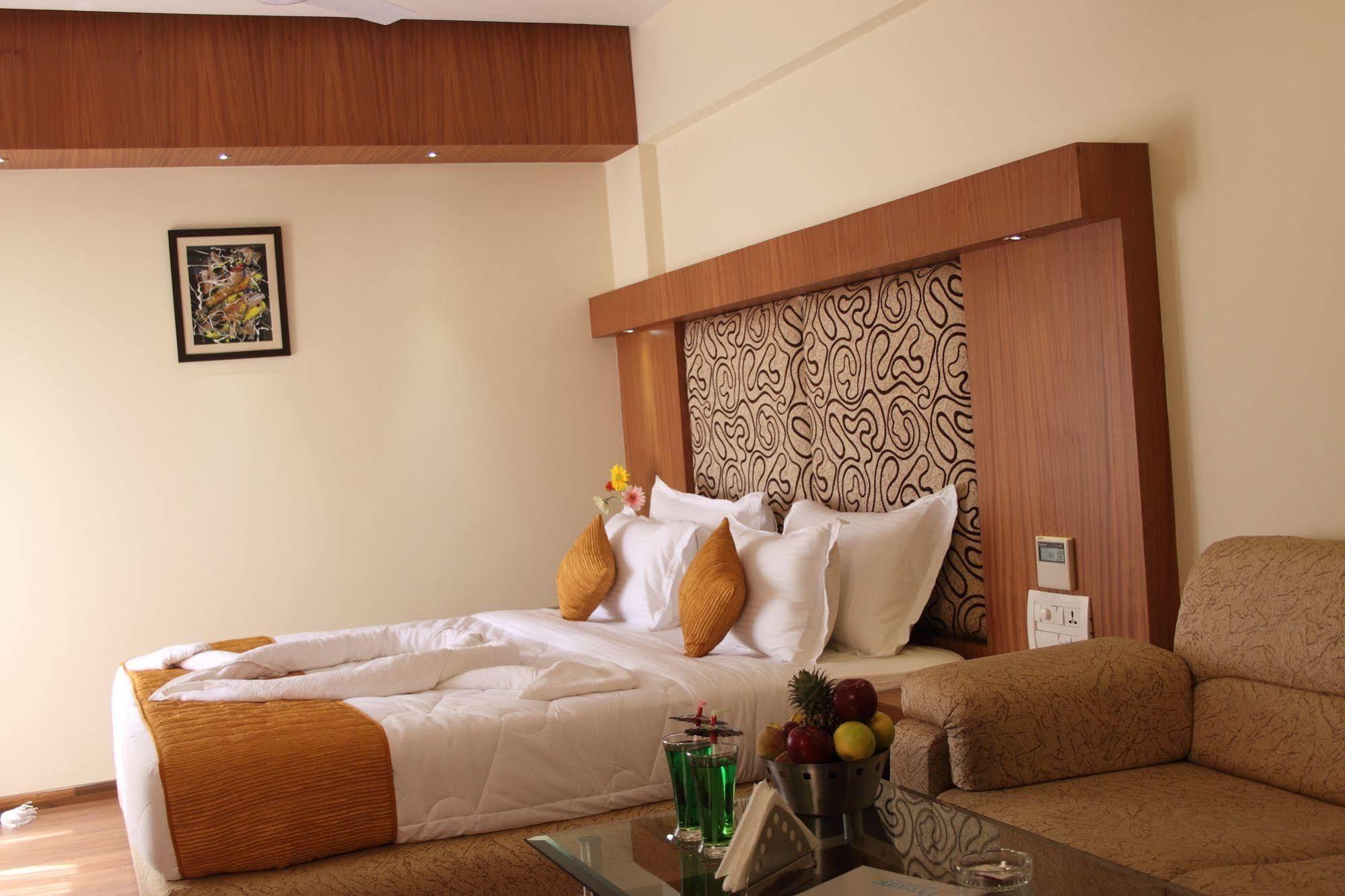 Hotel Pristine Residency Ahmadabad Zewnętrze zdjęcie
