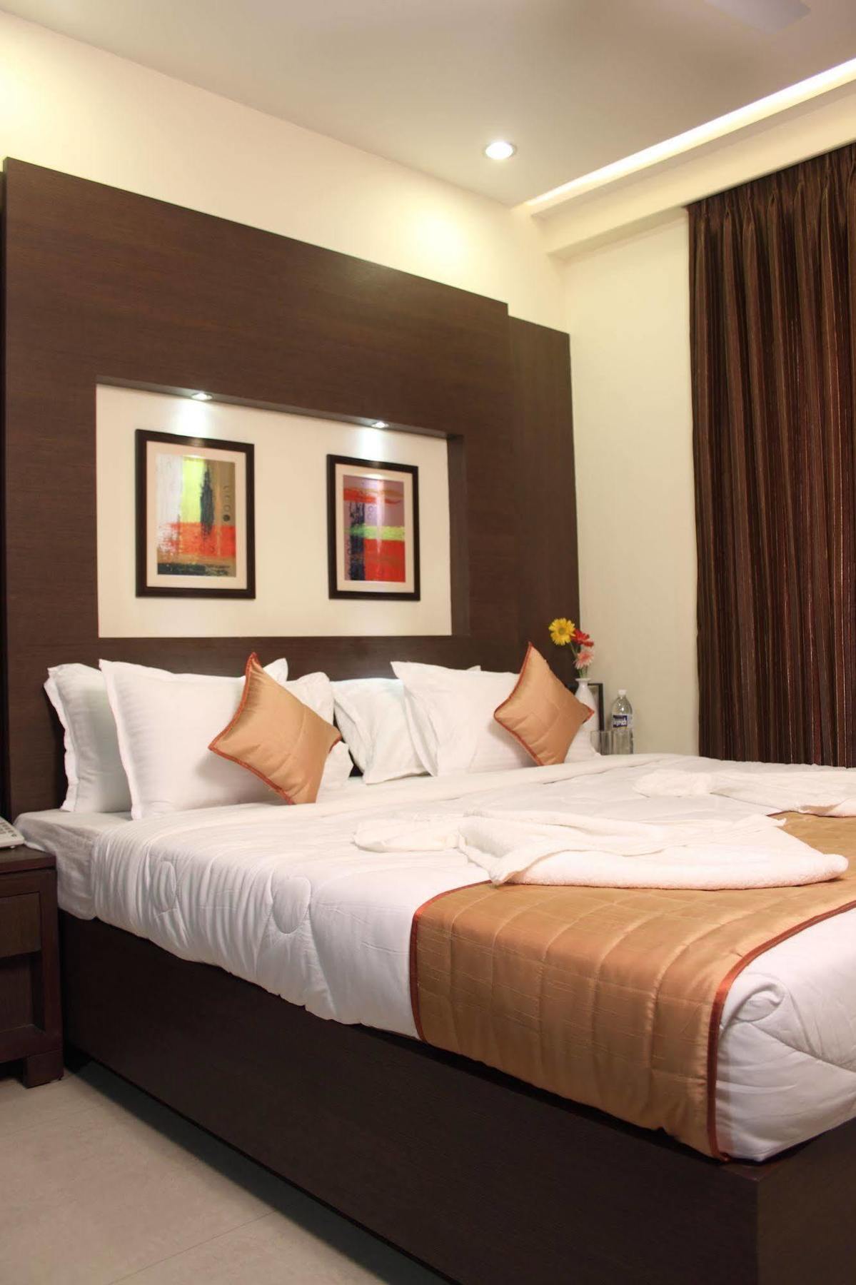 Hotel Pristine Residency Ahmadabad Zewnętrze zdjęcie